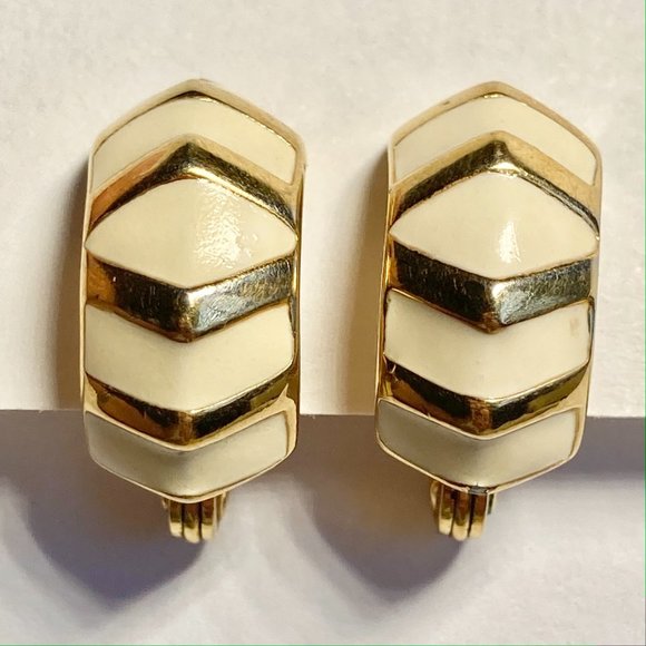 Vintage Monet Cream Enamel Clip On Earrings Gold Tone Plated 60's 70s Estate - Picture 6 of 11